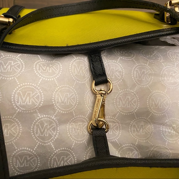 Authentic Michael Kors Jet Set Tote. - Picture 3 of 8